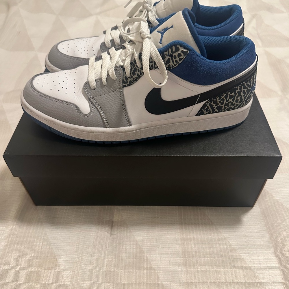 Nike Air Jordan Men's Shoes - White, Grey, and Blue